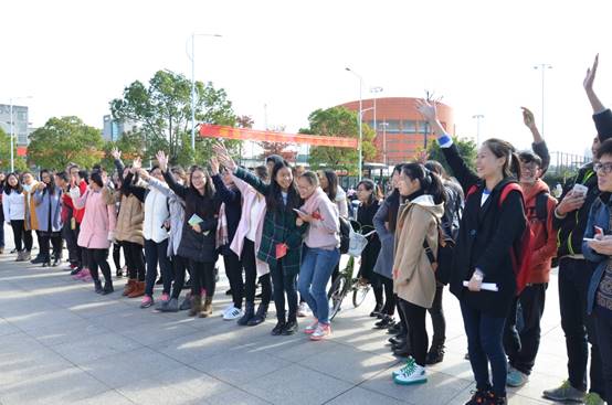 说明: E:\黄漫
重要获奖\照片素材\朱丹——教育部2022年度高校思想政治工作精品项目申报书\证明材料\15-10志愿服务活动现场：校园普法志愿服务活动现场.JPG