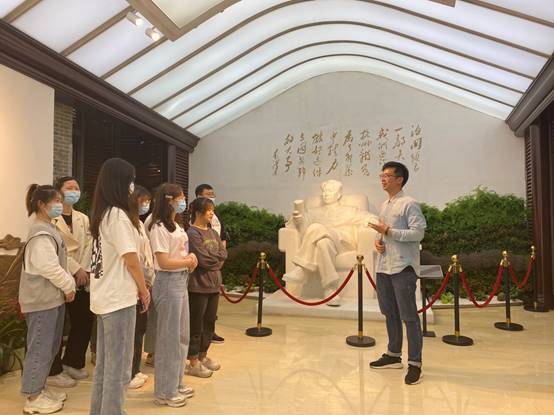 说明: E:\黄漫
重要获奖\照片素材\2、“法学+宪法”\五四宪法讲解.jpg