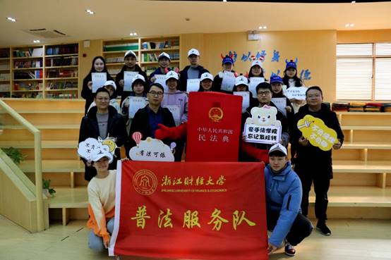 说明: E:\黄漫
重要获奖\照片素材\1、“保驾护航”普法宣传照片\2020年11月赴月雅河小学开展普法志愿服务活动.jpg