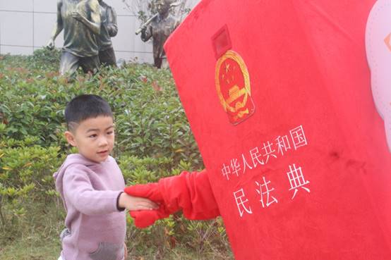 说明: E:\黄漫
重要获奖\照片素材\1、“保驾护航”普法宣传照片\2020年11月赴钱塘新区少年宫开展普法志愿服务活动现场.jpg